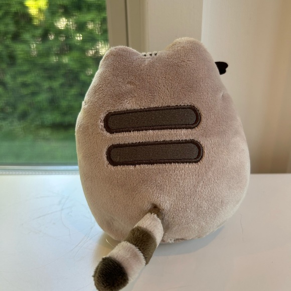 Pusheen holding acorn plush Pusheen fall box exclusive - Picture 2 of 2